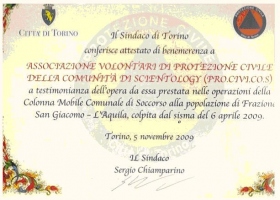 Le certificat du Mérite remis par le maire de Turin en reconnaissance de l’association de la protection de la communauté civile de Scientology (PRO.CIVI.COS) pour la défense et les secours civils portés au profit du village de San Giacomo et de la ville de L’Aquila, frappés par le tremblement de terre du 6 avril 2009.