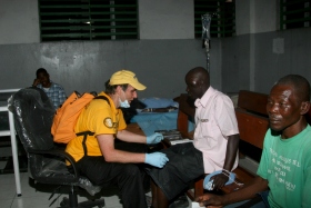 David procurant des soins aux patients de l’hôpital général de Port-au-Prince à Haïti