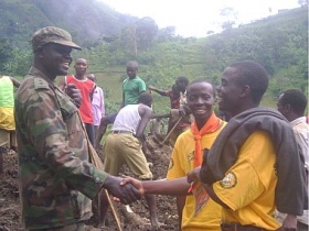 Les scouts du Kenya qui ont été formés en tant que ministres volontaires de Scientology ont contribué à aux actions de recherche et de sauvetage à la suite des glissements de terrain dans le région de Bududa, en Ouganda.