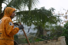 Les activités de déblayage durant la courte saison des pluies, mi-avril 2010.