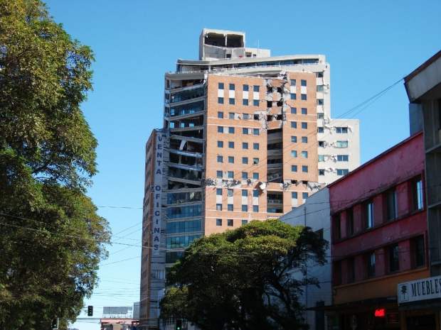 Tours endommagées à Concepción, mars 2010.