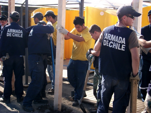 Aide à l’Armada du Chili (Marine chilienne) lors de la construction d’abris permanents, mai 2010.